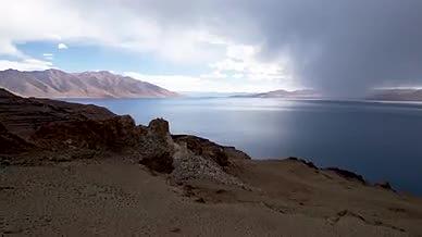 当惹雍错南边奇特山脉湖泊风景视频的预览图